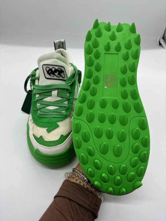 Sneakers Off Withe