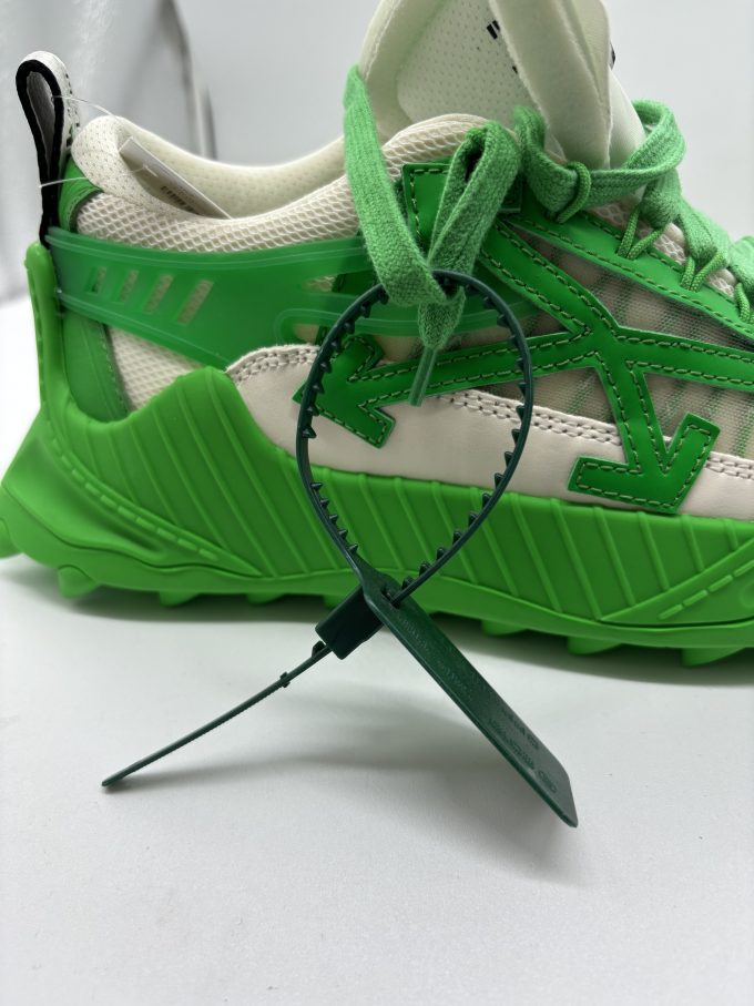 Sneakers Off Withe