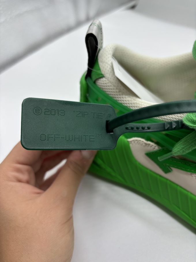Sneakers Off Withe