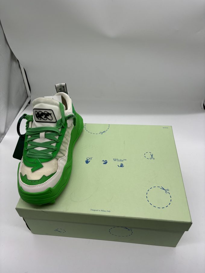 Sneakers Off Withe